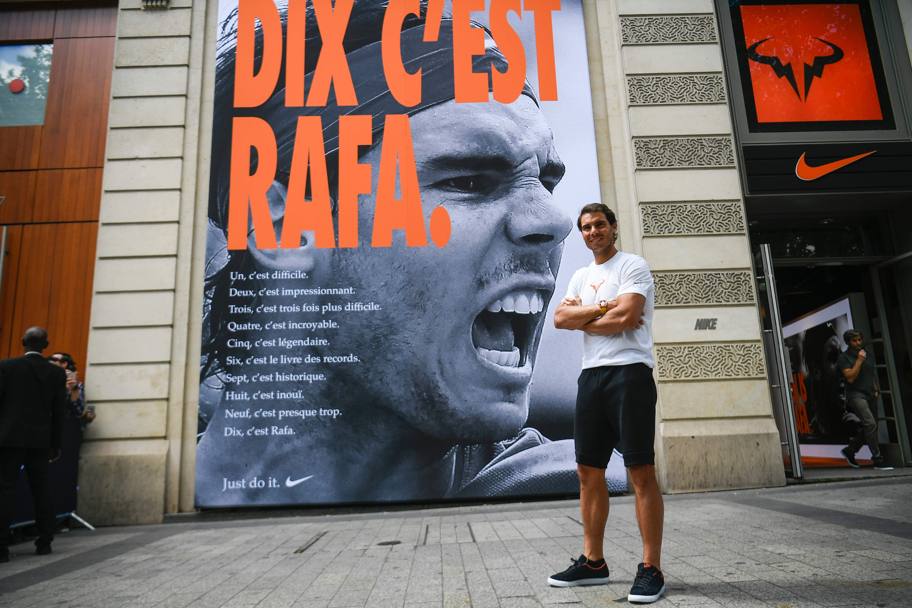 Dopo il 15 trionfo negli Slam, il decimo a Parigi, Rafa Nadal non si  sottratto ai doveri con gli sponsor. Eccolo sugli Champs Elise dove ha lasciato anche le sue impronte